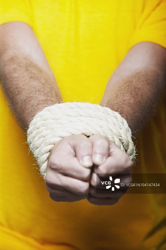 被绳子绑在一起的手部特写图片素材