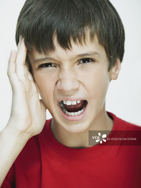 一个男孩用手撑着太阳穴的肖像图片素材