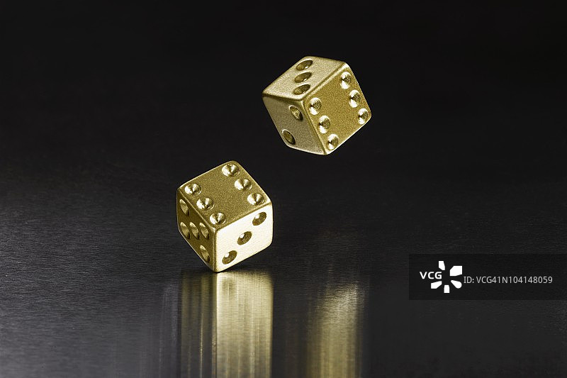 跳动的金色骰子图片素材