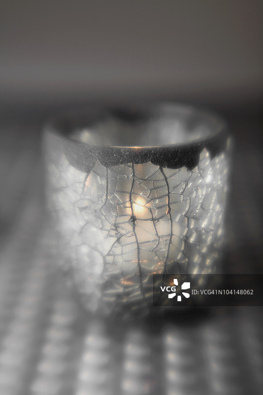 玻璃杯中点燃的蜡烛特写图片素材