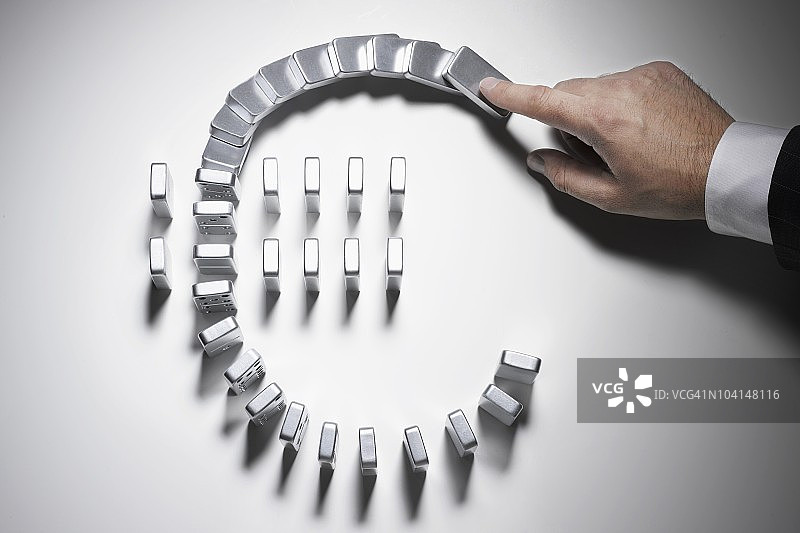 商人推倒银制欧元标志图片素材