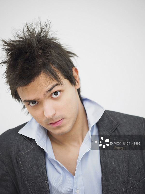近距离拍摄：表情严肃的年轻男子图片素材