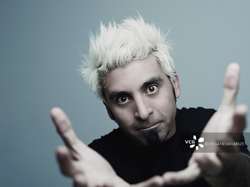 年轻男子做手势的肖像图片素材