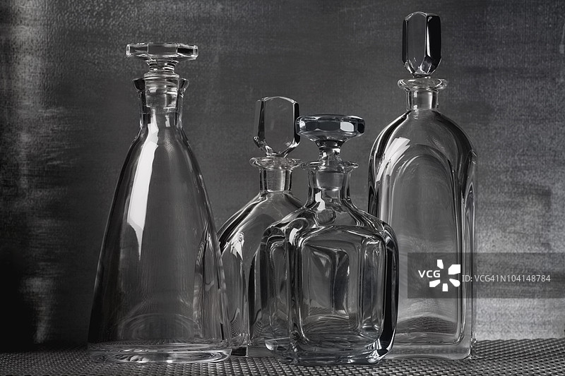 四个空香水瓶的特写镜头图片素材