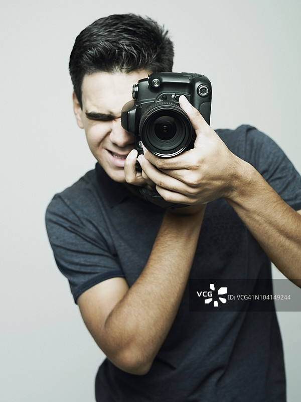 摄影师拍摄照片的特写镜头图片素材