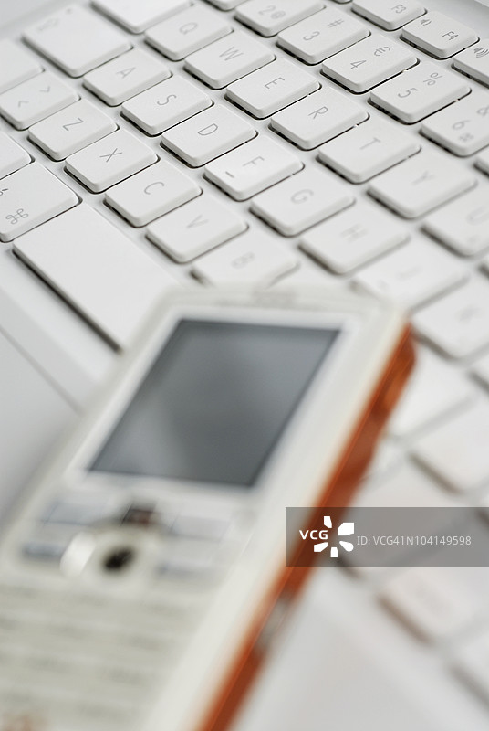 笔记本电脑上的手机特写镜头图片素材