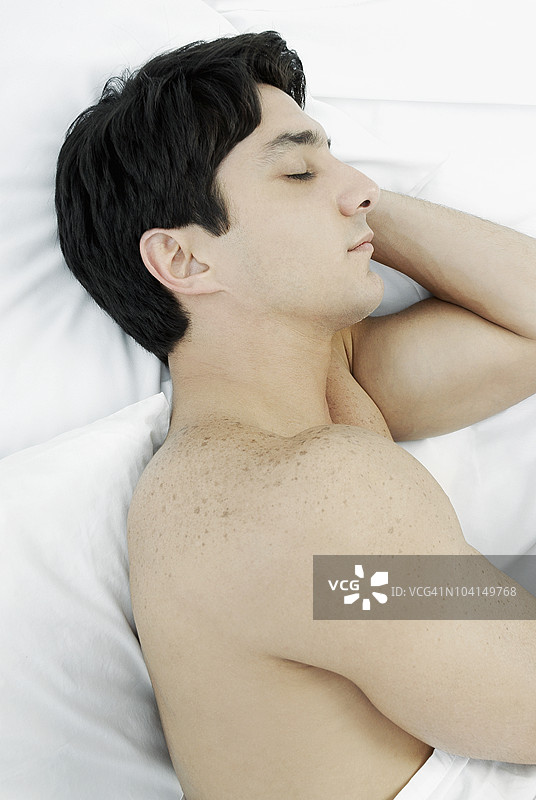 中年男子侧卧在床上睡觉的侧面轮廓图片素材