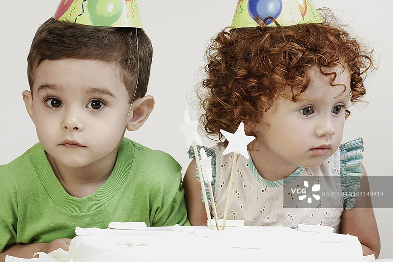 戴着生日帽的女孩和男孩的特写镜头图片素材