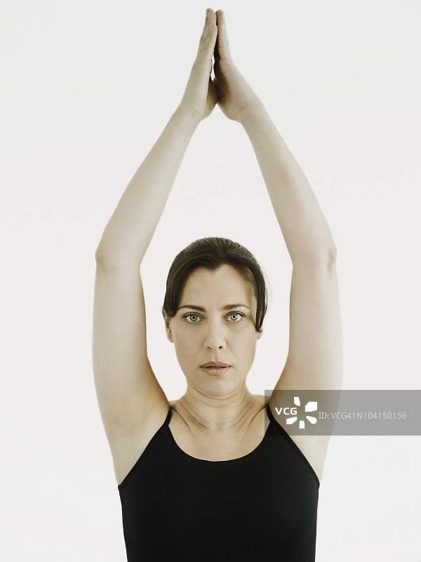 正在伸展运动的中年妇女肖像图片素材