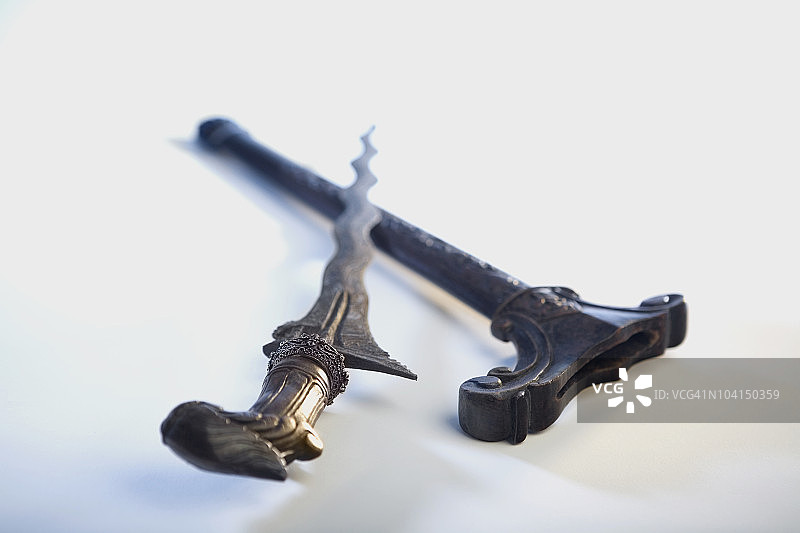 带鞘古董匕首特写图片素材