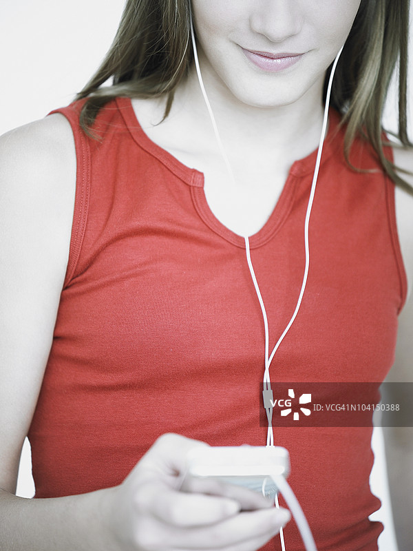 特写镜头：一名少女正在听MP3播放器图片素材