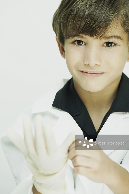 装扮成医生的男孩肖像图片素材