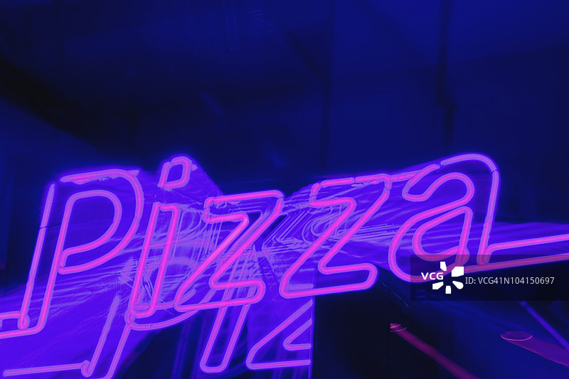 夜晚点亮的霓虹灯招牌特写图片素材