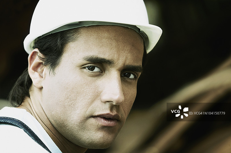 一位年轻男子的严肃肖像图片素材