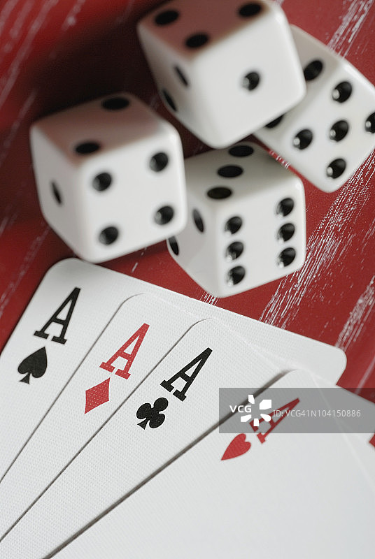 两对骰子的纸牌特写图片素材