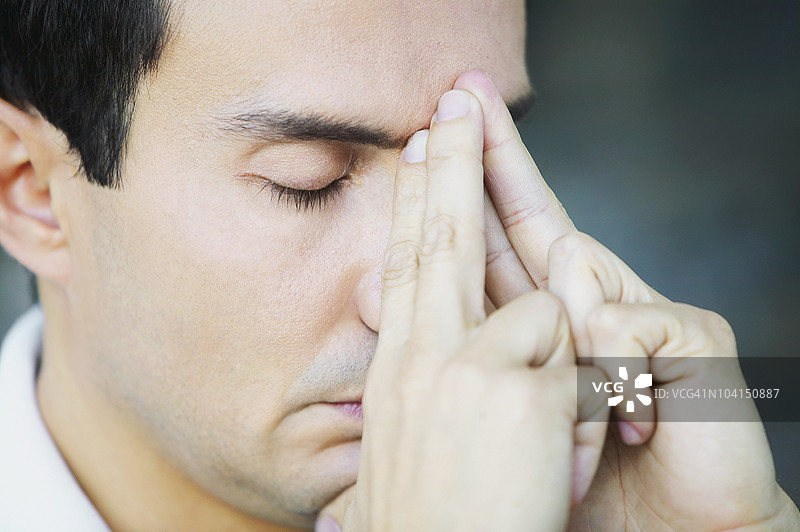 成熟男性的特写，神情沉思图片素材