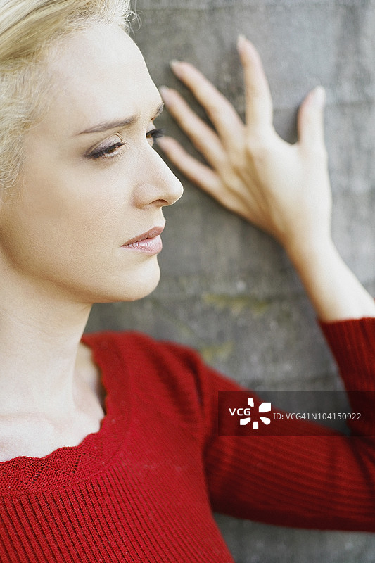 中年女性思考的特写镜头图片素材
