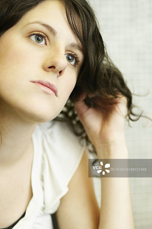 年轻女子思考特写图片素材