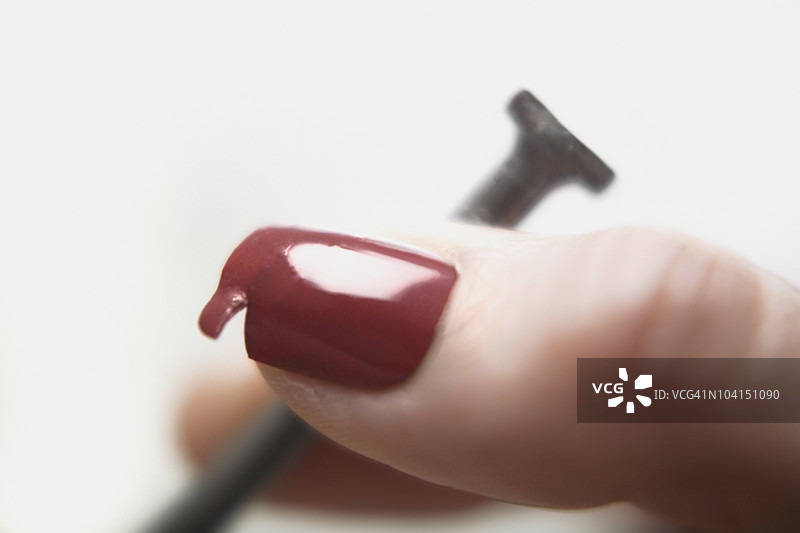 人手持钉子特写图片素材