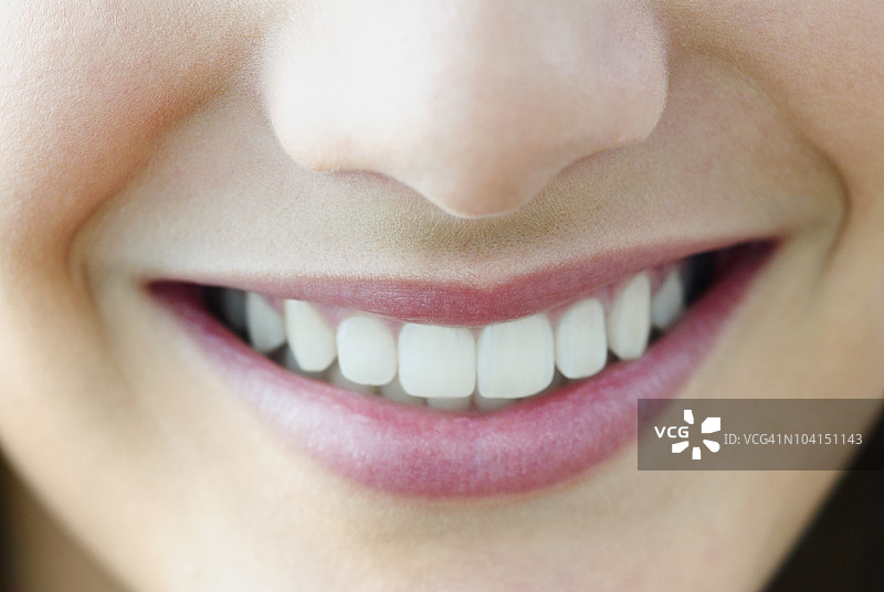 微笑的少女特写图片素材