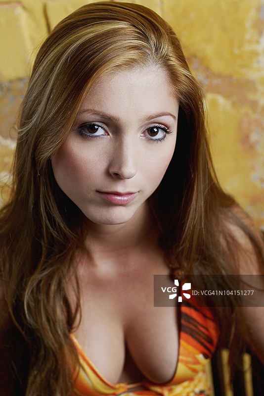 年轻女性思考的肖像图片素材