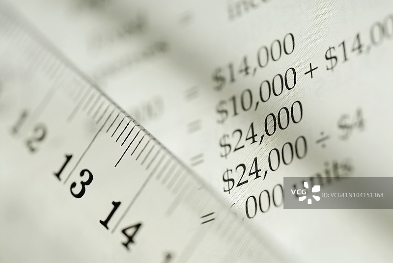 带有财务文件的尺子特写图片素材