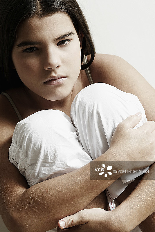 抱膝的女孩肖像图片素材