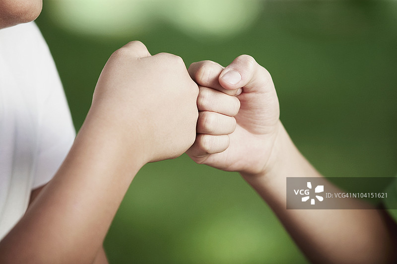 两个人的拳头相触的特写镜头图片素材