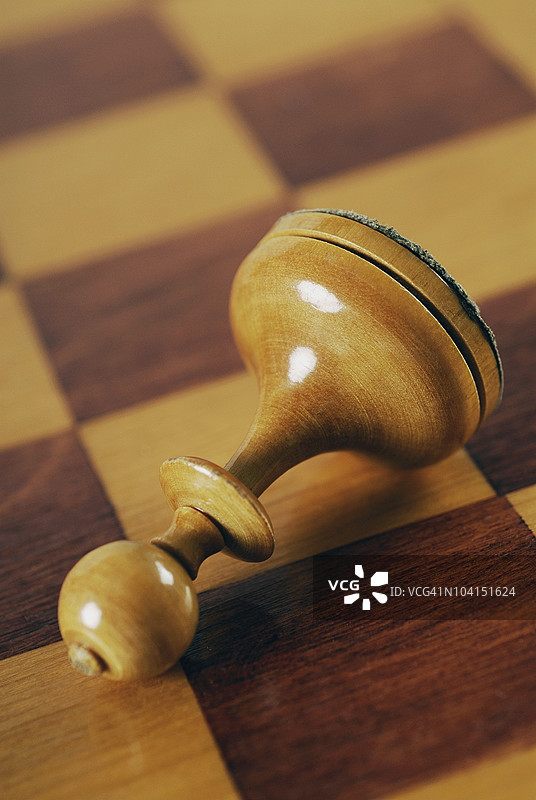 棋盘上的木制棋子特写图片素材