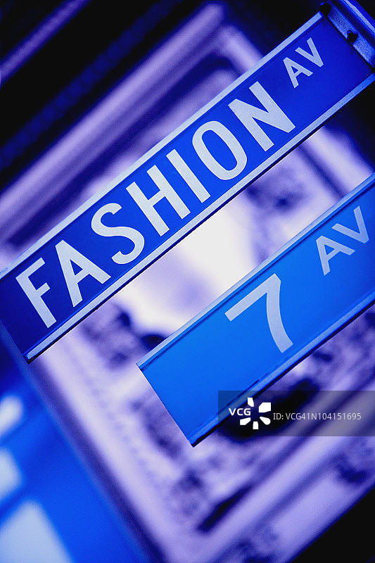 纽约曼哈顿第七大道的仰视角度信息栏图片素材