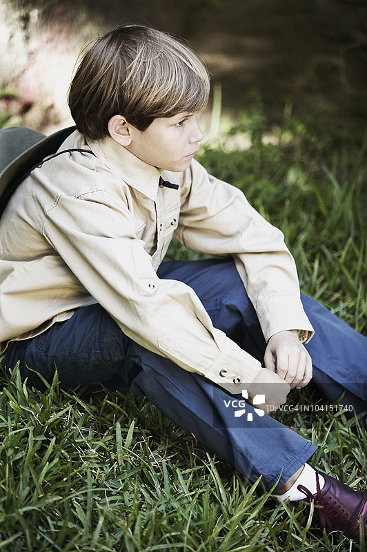 坐在草地上的男孩侧面轮廓图片素材