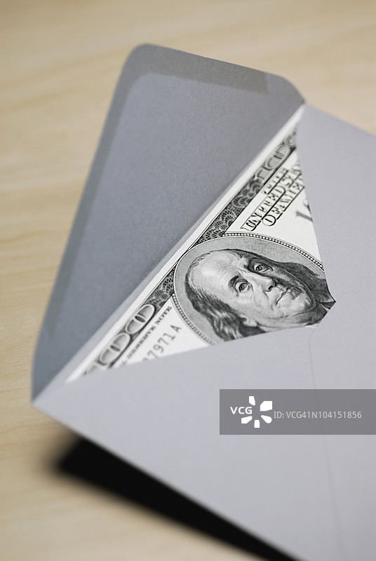 高角度视图的百美元钞票放在信封里图片素材