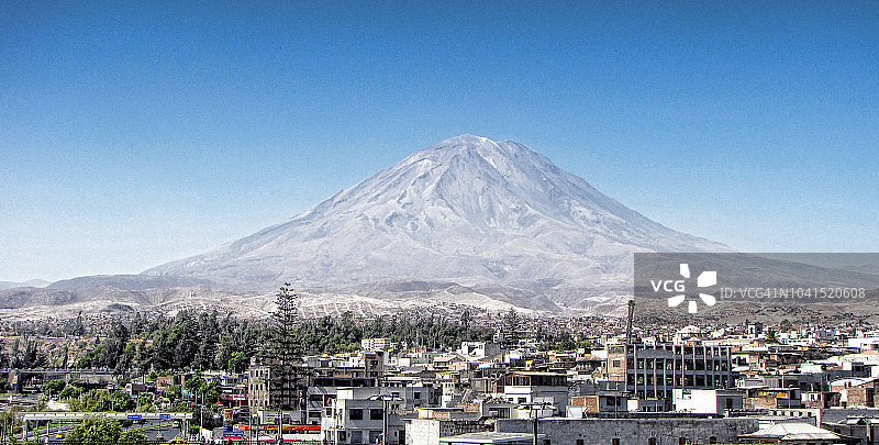 米斯蒂火山脚下的阿雷基帕图片素材