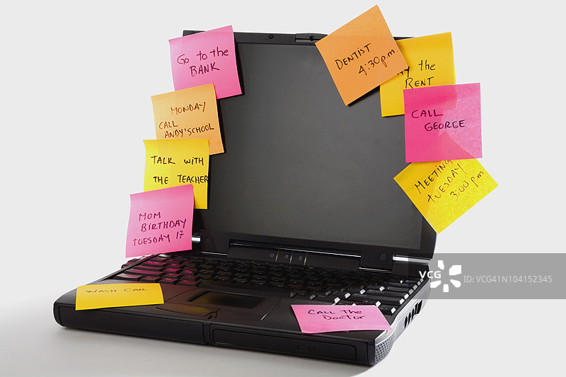 笔记本电脑上的便签纸特写图片素材