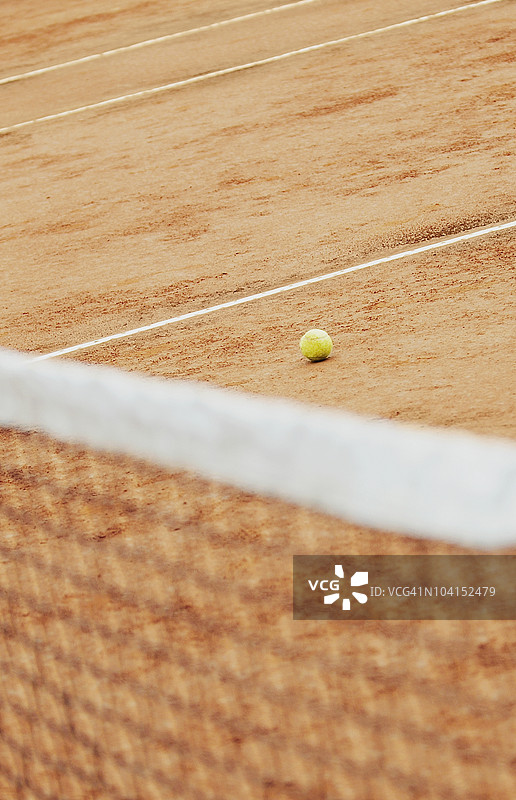 高角度视图的网球场上的网子图片素材