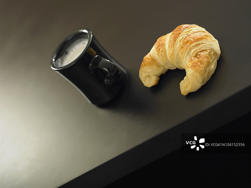 桌上咖啡和羊角面包的俯视照片图片素材