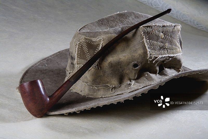 戴着太阳帽的管道特写图片素材