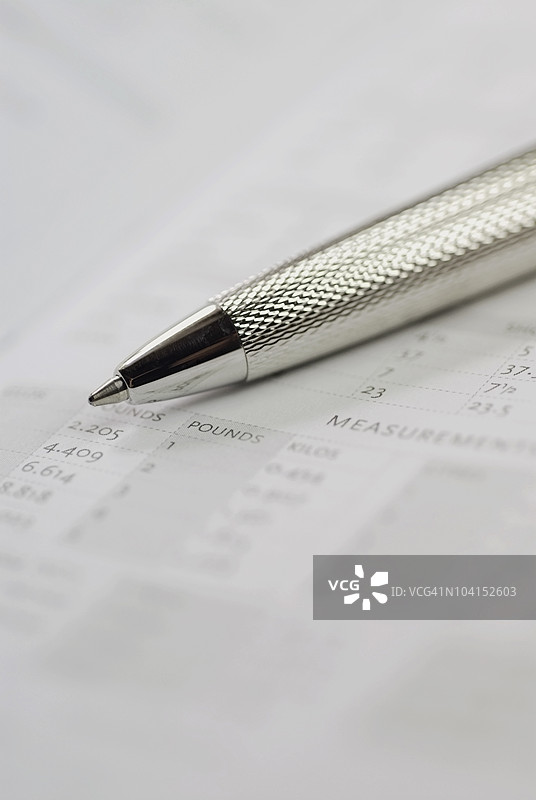 文件上的圆珠笔特写图片素材