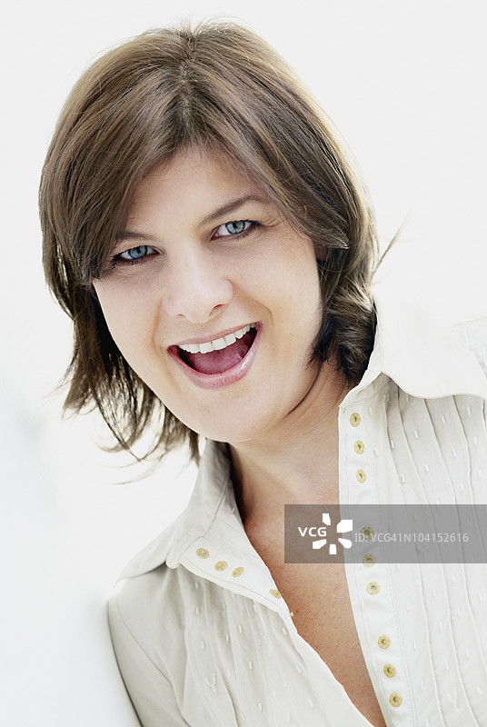 微笑的女性肖像图片素材