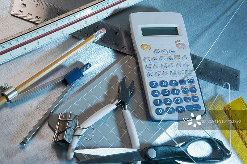 高角度视图的各种工具和文具图片素材