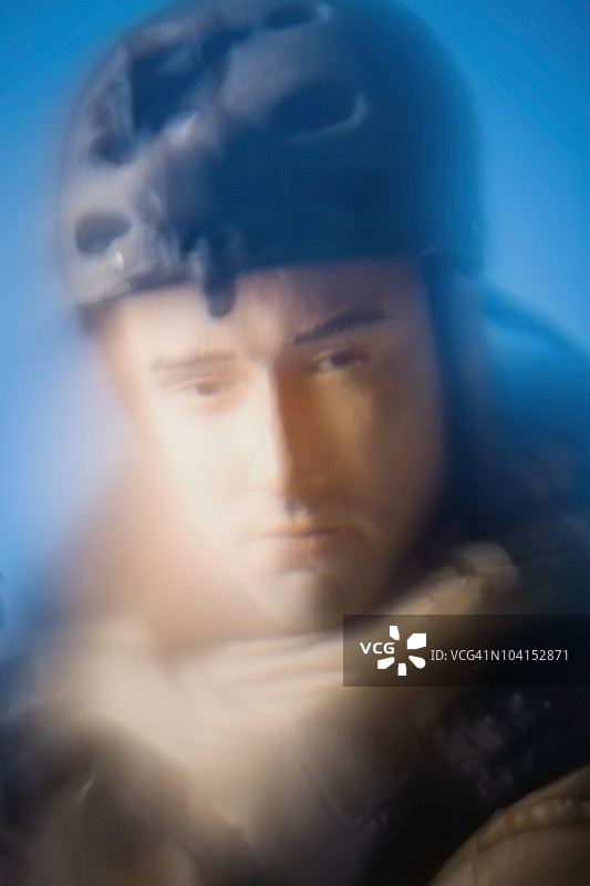 佩戴安全头盔的模特特写镜头图片素材