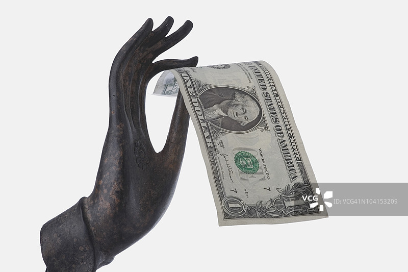 手持一美元钞票的雕塑特写图片素材