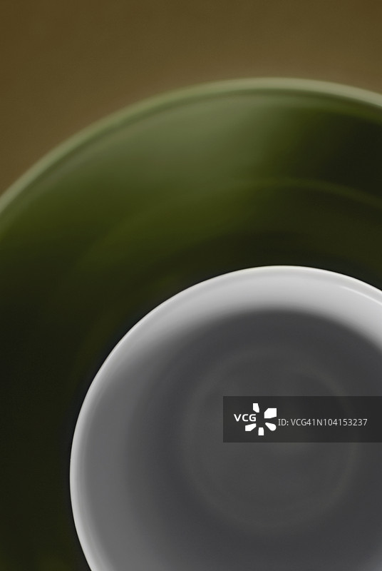 高角度视图的杯子放在盘子上图片素材