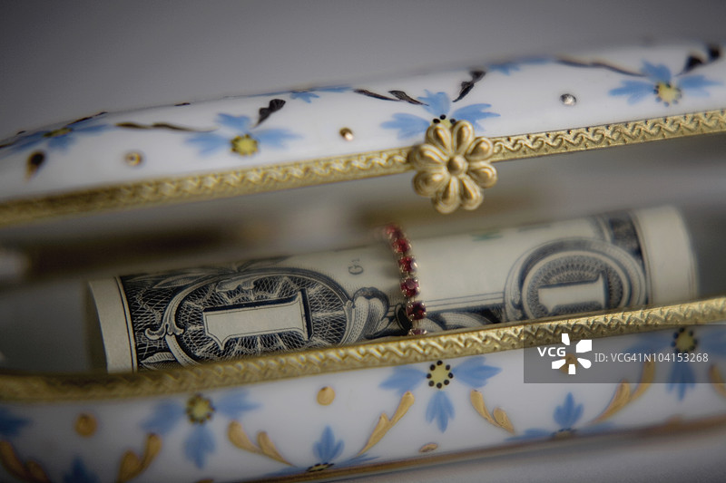 钱包里的一卷纸币特写图片素材