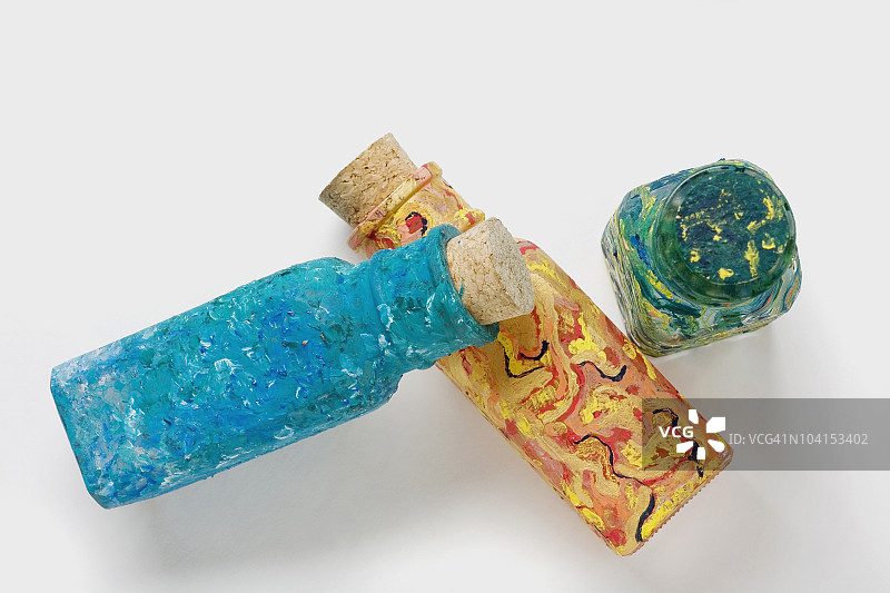 三个香水瓶特写图片素材