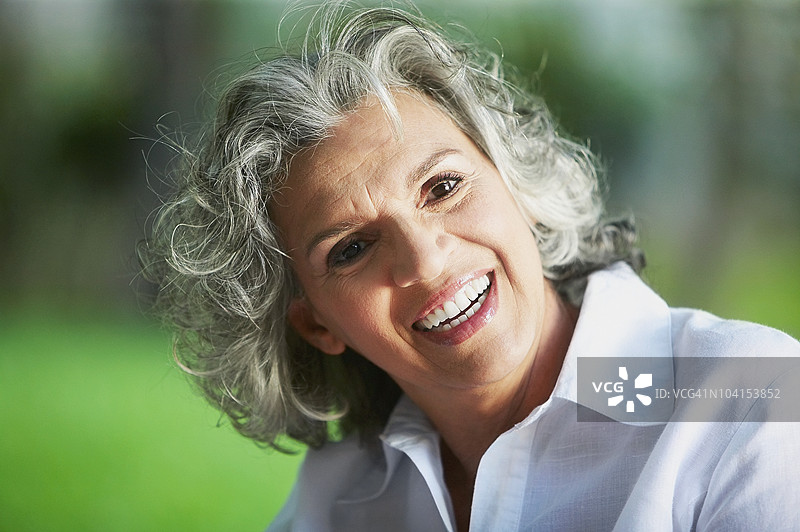 老年女性微笑的肖像图片素材