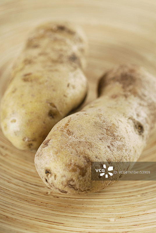 两颗生土豆的特写图片素材