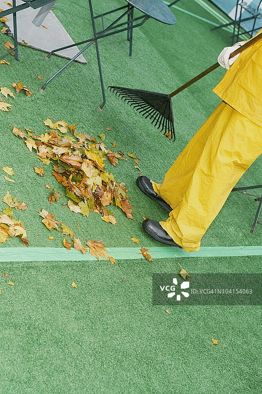 清洁工清扫干燥枫叶的下半身视角图片素材