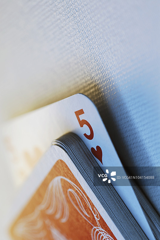 一叠扑克牌的特写镜头图片素材