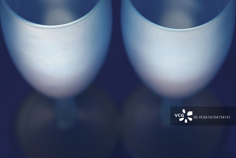 特写：两个玻璃杯图片素材
